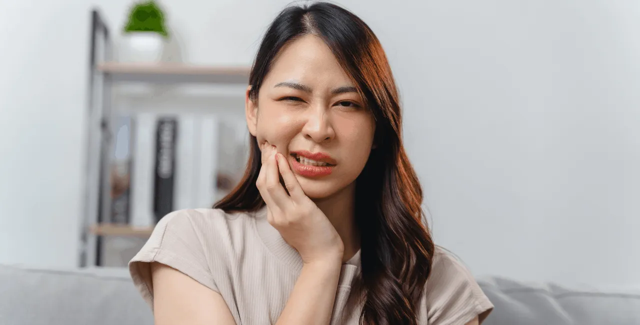 lady with toothpain