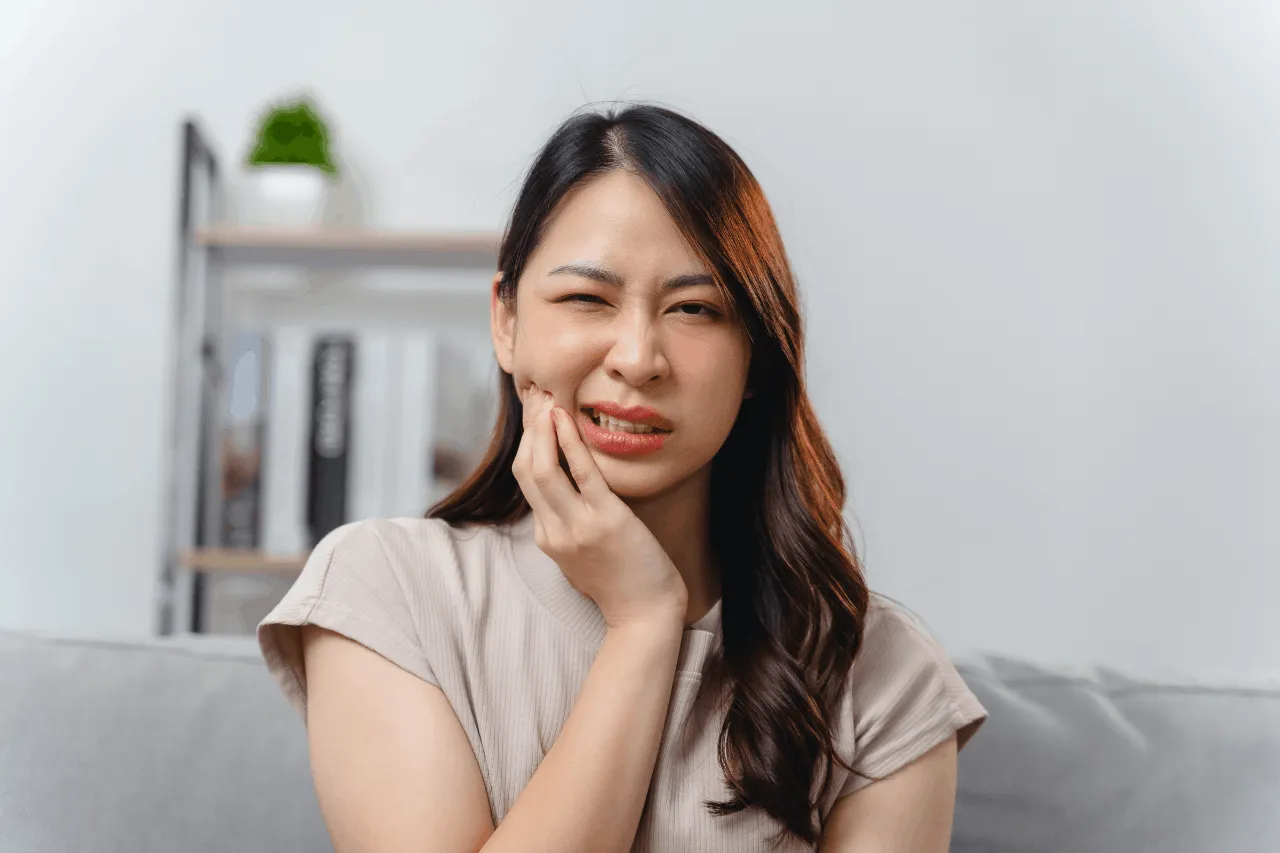 lady with toothpain